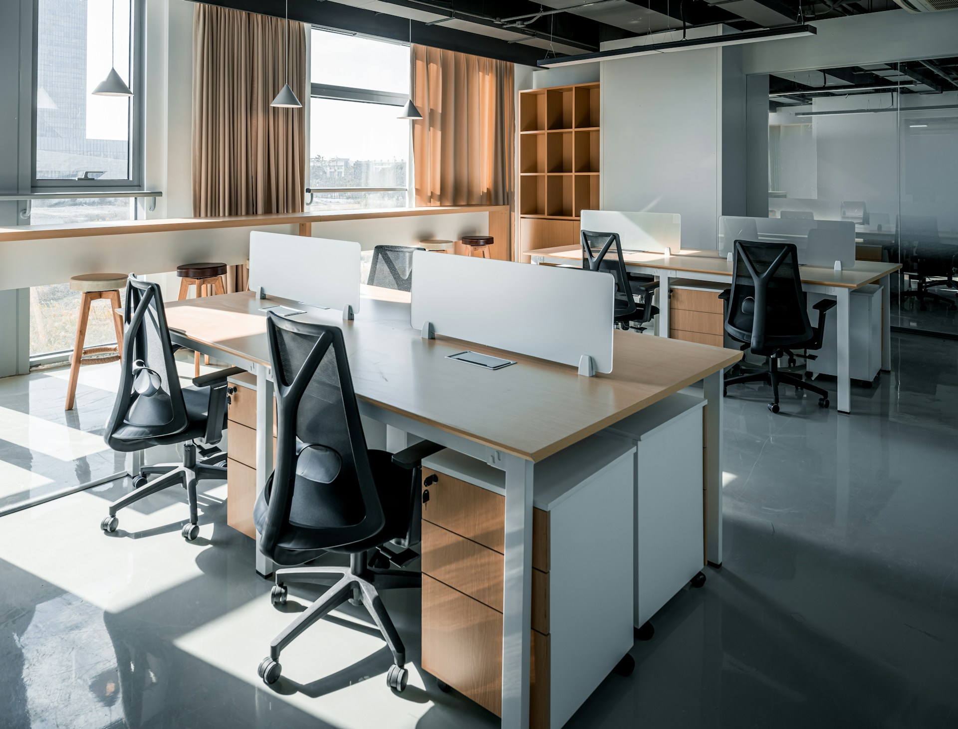 Gepflegtes Büro mit Aufenthaltsbereich