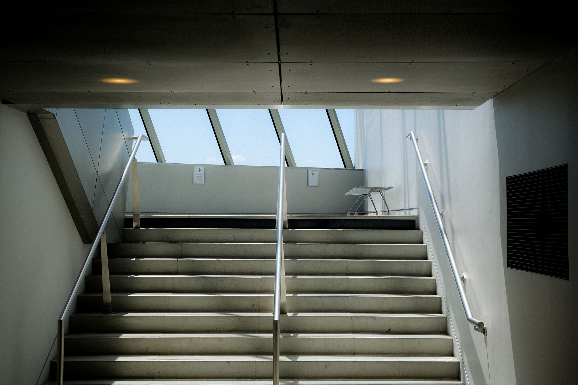 Sauberes Treppenhaus mit Handlauf